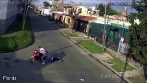 argentina-robber-assault-woman-hair-entangle-motorcycle-prevent-escape-cctv.jpg